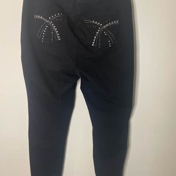 Black skinny jeans in very good condition.  Soft to the touch very comfortable. - Picture 1 of 4